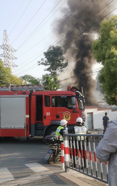 嘉定一建材仓库yb亚博网站起火及时疏散无人伤亡